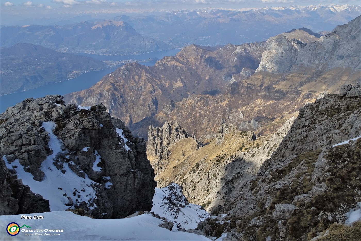 79 Dalla Selletta vista sulla  Val Scarettone e verso il Lago di Como.JPG